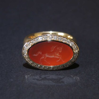 Ring Horse – Handgravur Karneol, Roségold 750 / 18 kt, Diamanten