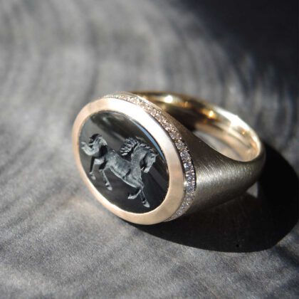 Ring Horse – Handgravur Onix, Roségold 750 / 18 kt, Diamanten